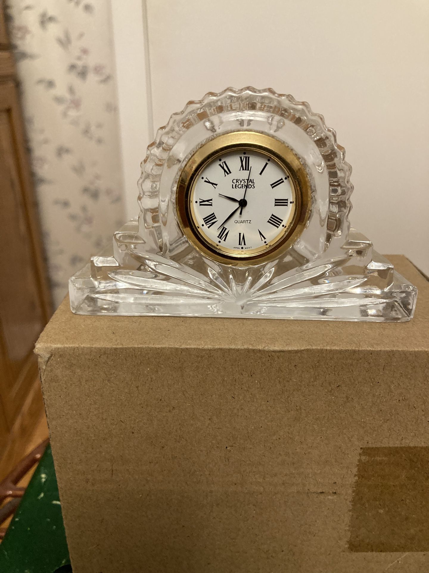 Crystal legends by Godinger qwartz clock. Works
