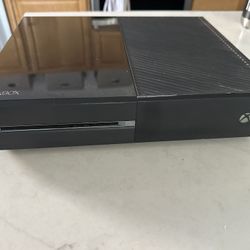 Xbox One 500GB (Model 1540) – Good Condition 