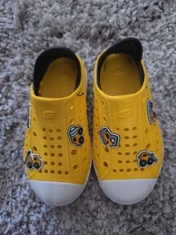 Sketchers kids sip on shoes