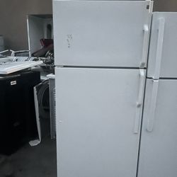 GE Apartment Sizes Refrigerator (used) 