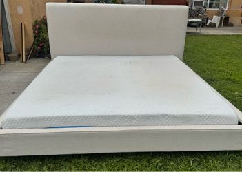 Beutiful king size bed complete with good Memoryfoam mattress