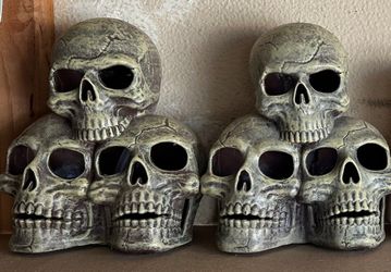 Halloween decorations – Set of 2 Battery Fog Skull Piles (3 skulls each) Spooky Prop