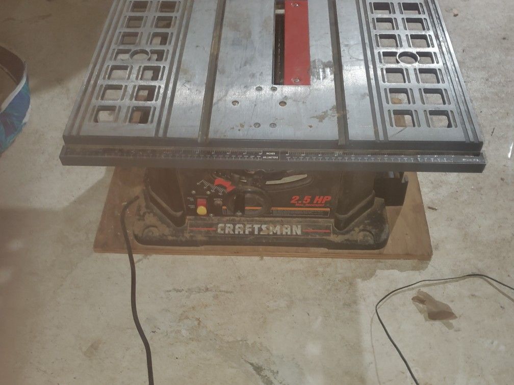Table Saw With Blade