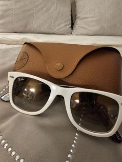 Ray-Ban Wayfarer Sunglasses with Case