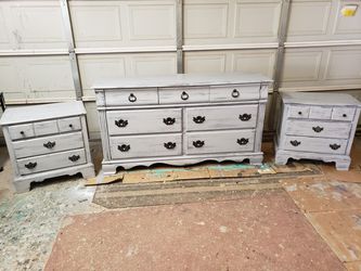 Gorgeous dresser set with 2 matching nightstands