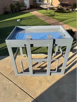Trash can cleaning table