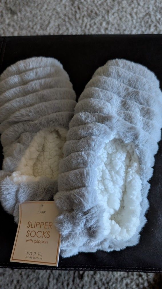 Women's Ribbed Faux Fur Cozy Pull-On Slipper Socks with Grippers Gray M/L Brand New with Tags Never Worn