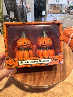 New Johanna Parker Transpac Halloween Pumpkin Salt & Pepper shakers