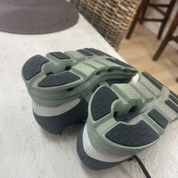 On cloud Sneaker   7.5