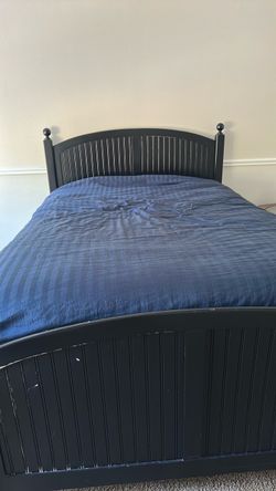 Full size bed frame / mattress set