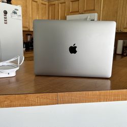 MacBook Pro (13-inch 8 gb ram , Two Thunderbolt 3 ports)