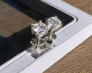 VVS1 Moissanite Stud Earrings 5mm