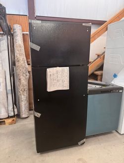 GE 17.5 cu. ft. Top Freezer Refrigerator