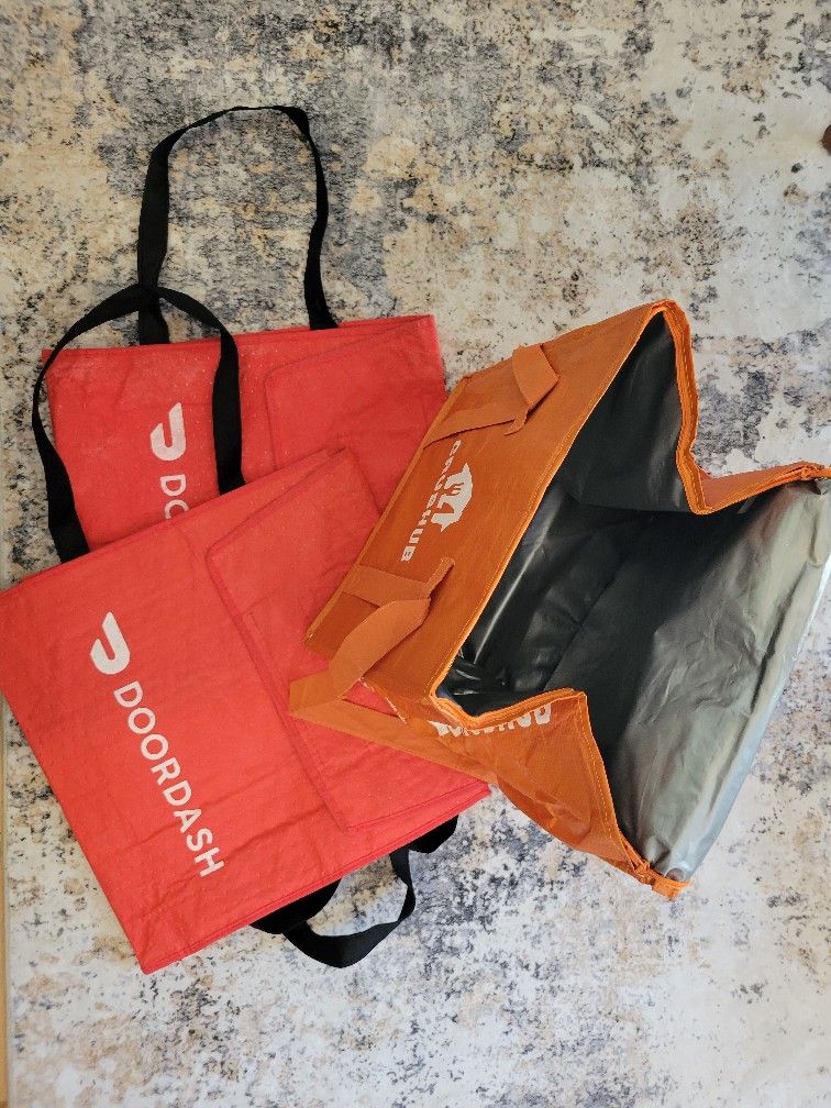 2 DoorDash Pizza bags +
1 XL insulated Grubhub bag