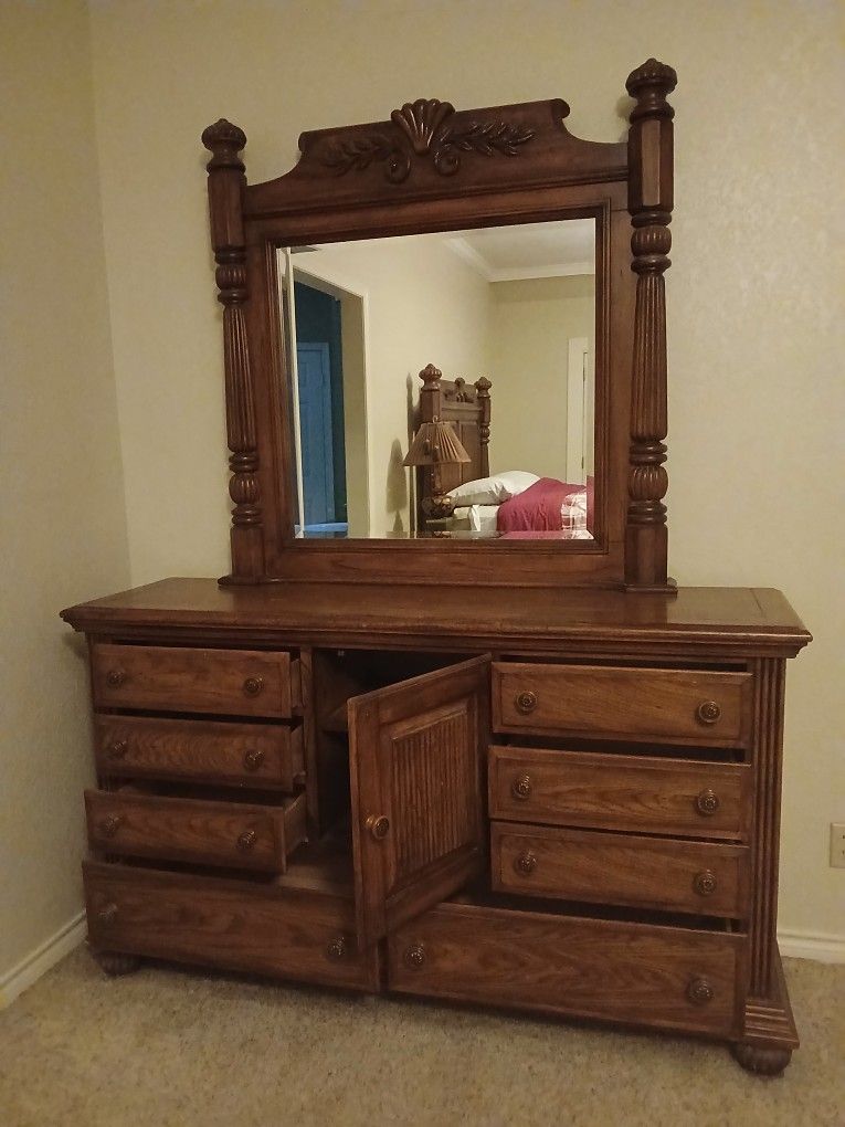 Dresser With Mirror