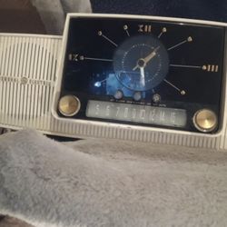 Antique Classic AM FM Table Clock