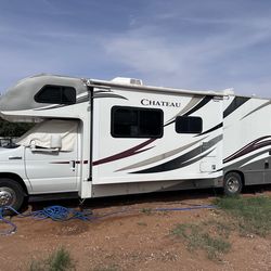 2013 Thor Chateau 32’ Motor Coach