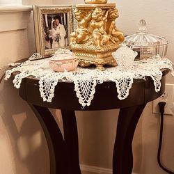 Taryn Mahogany Round Accent Table