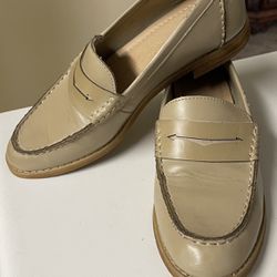 https://offerup.com/redirect/?o=TWkuaW0= tan leather womens loafers size 7.5