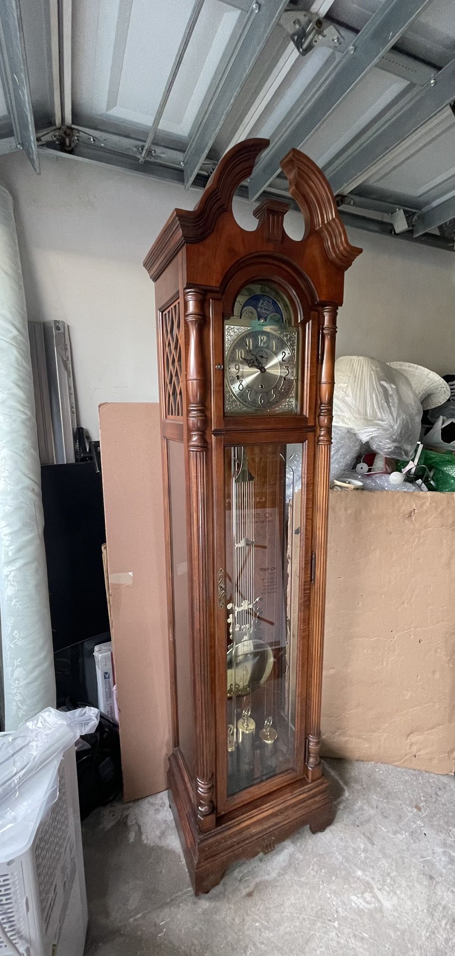 Howard Miller Grandfather Clock (Chime Every 15 Mins & Strikes On The Hour) Chime Shut-off Option, Door Key & Crank $120 Firm On Price