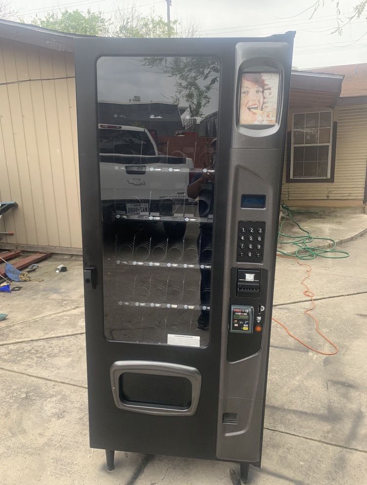 Combo Vending Machine With Credit Card Reader