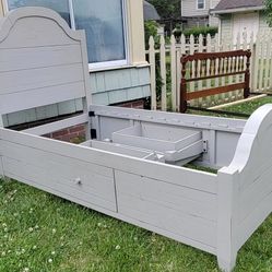 Kid's Twin 2-Drawer Bedframe