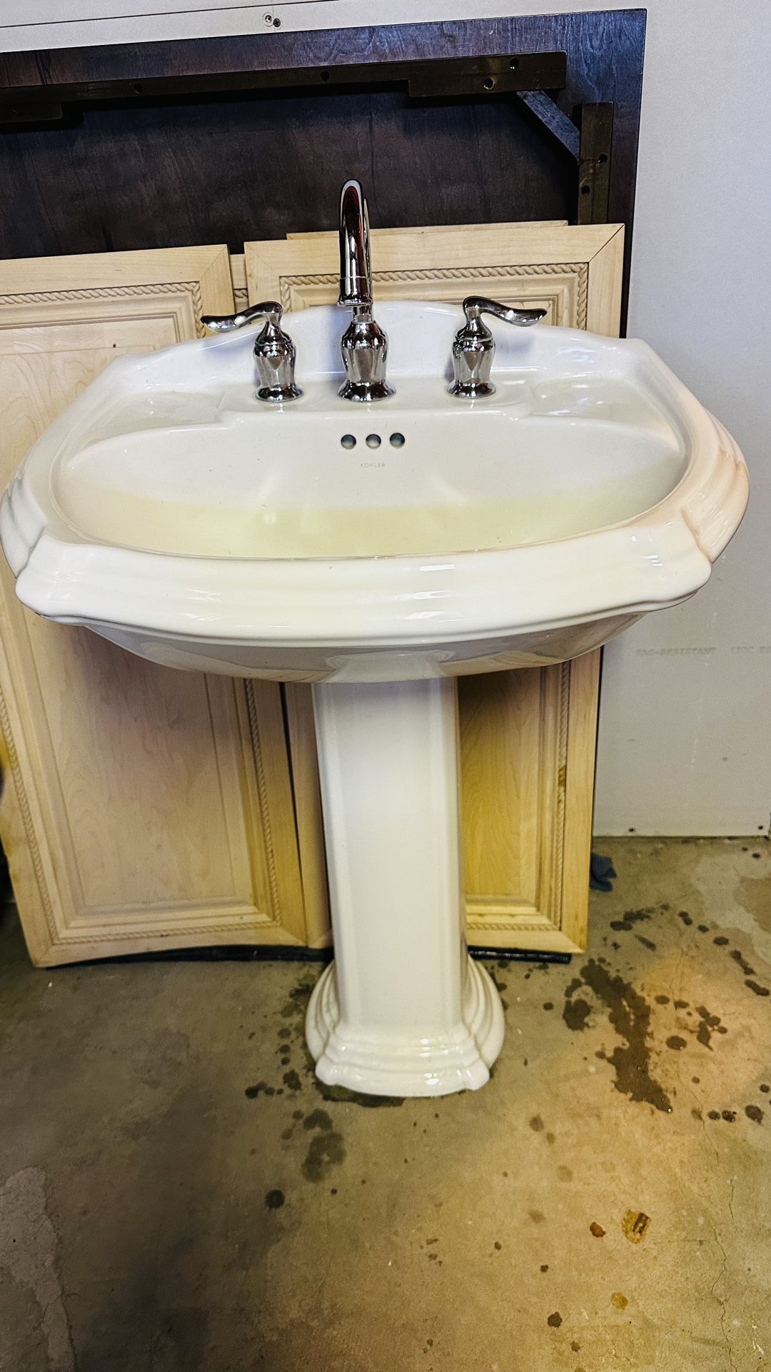 Restroom Sink/Lavamanos