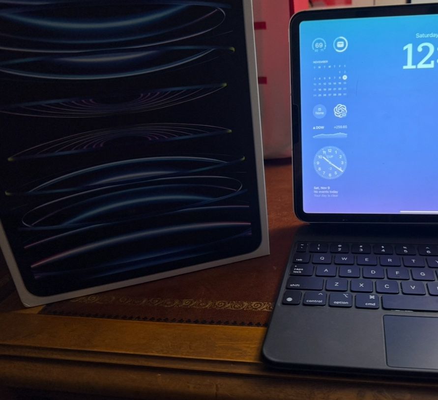 iPad Pro 11 Inch M2 (4th Gen) 128GB WiFi and Cellular PLUS Apple Magic Keyboard 