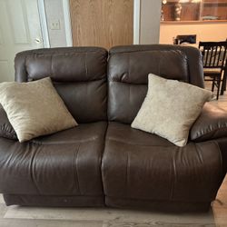 Reclining leather loveseat 