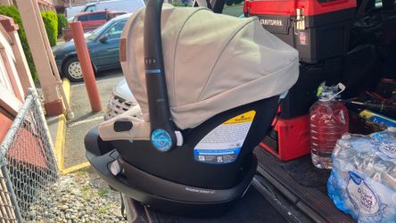 Child car seat and stroller combo with convertible bassinet (new born)