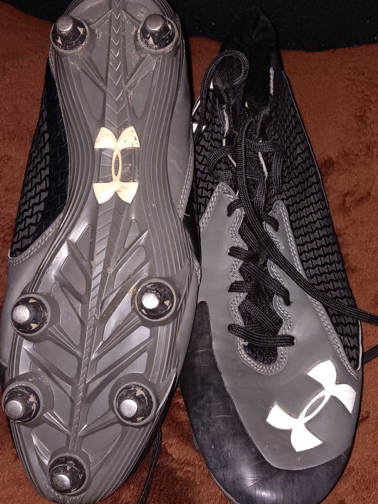 Under Armour Football Cleats (Size 9.5)