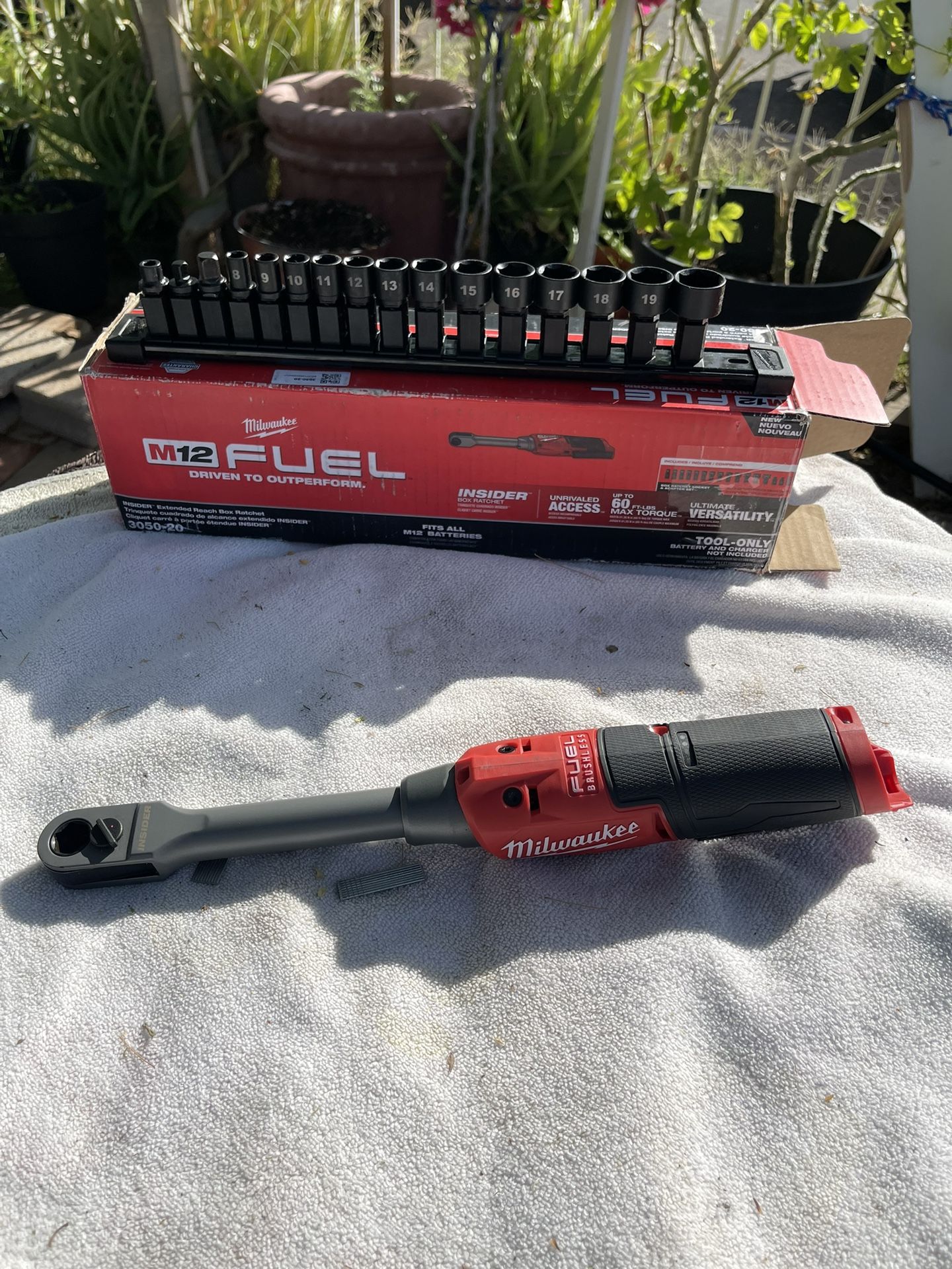 Milwaukee M12 FUEL INSIDER 12V Lithium-Ion Brushless Cordless 1/4 in. - 3/8 in. Extended Reach Box Ratchet (Tool-Only