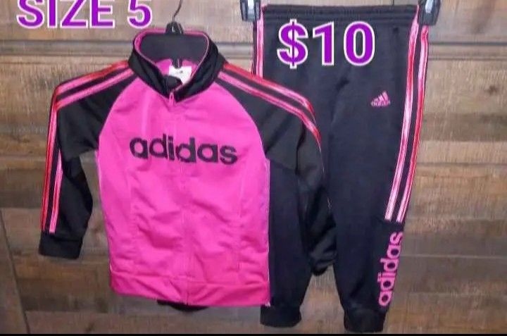 IN MERCED‼️GIRLS ADIDAS SIZE 5