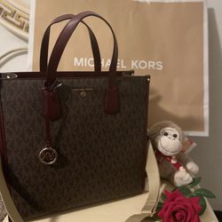 Michael Kors Daniela Large Saffiano Leather Crossbody Bag for Sale in  Seattle, WA - OfferUp