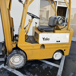 For Sale 1974 Yale Triplex Forklift