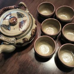 Large ceramic tea pot with 6 Cups 