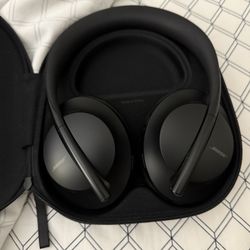 Bose Headphones 700 Noise Canceling Bluetooth. Like New . Coming With Case .