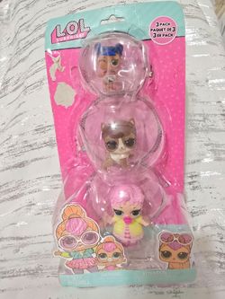 Este paquete es un L.O.L. Surprise! 3 Pack que incluye una muñeca grande, una mascota y una hermana pequeña.El producto está fabricado por MGA Enterta