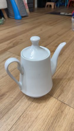 White Porcelain Coffee/Tea Pot