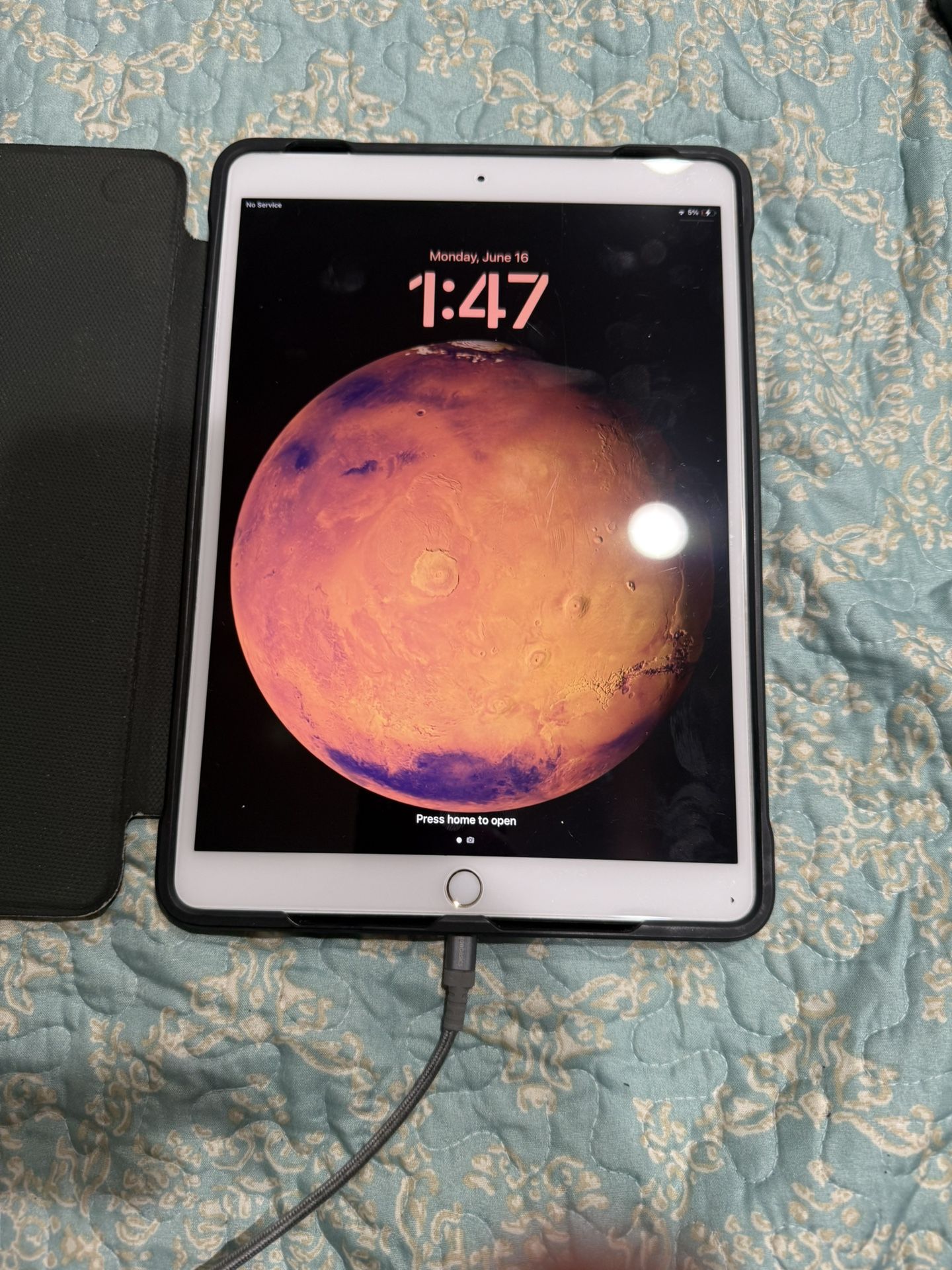 iPad Pro (10.5-inch) In Very Good Condition 512gb WiFi Plus Cellular Unlocked To Any Network In USA And Overseas