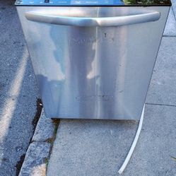 Frigidaire Dishwashing Machine