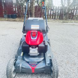 Honda HRX217 Lawnmower Excellent Condition GCV200 Engine With Blade Stop Features And Self Propelled 