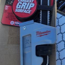 Milwaukee  24" Aluminum.