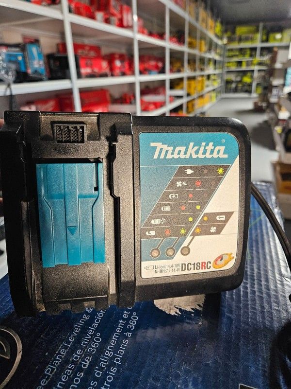 MAKITA 18V FAST CHARGER NEW