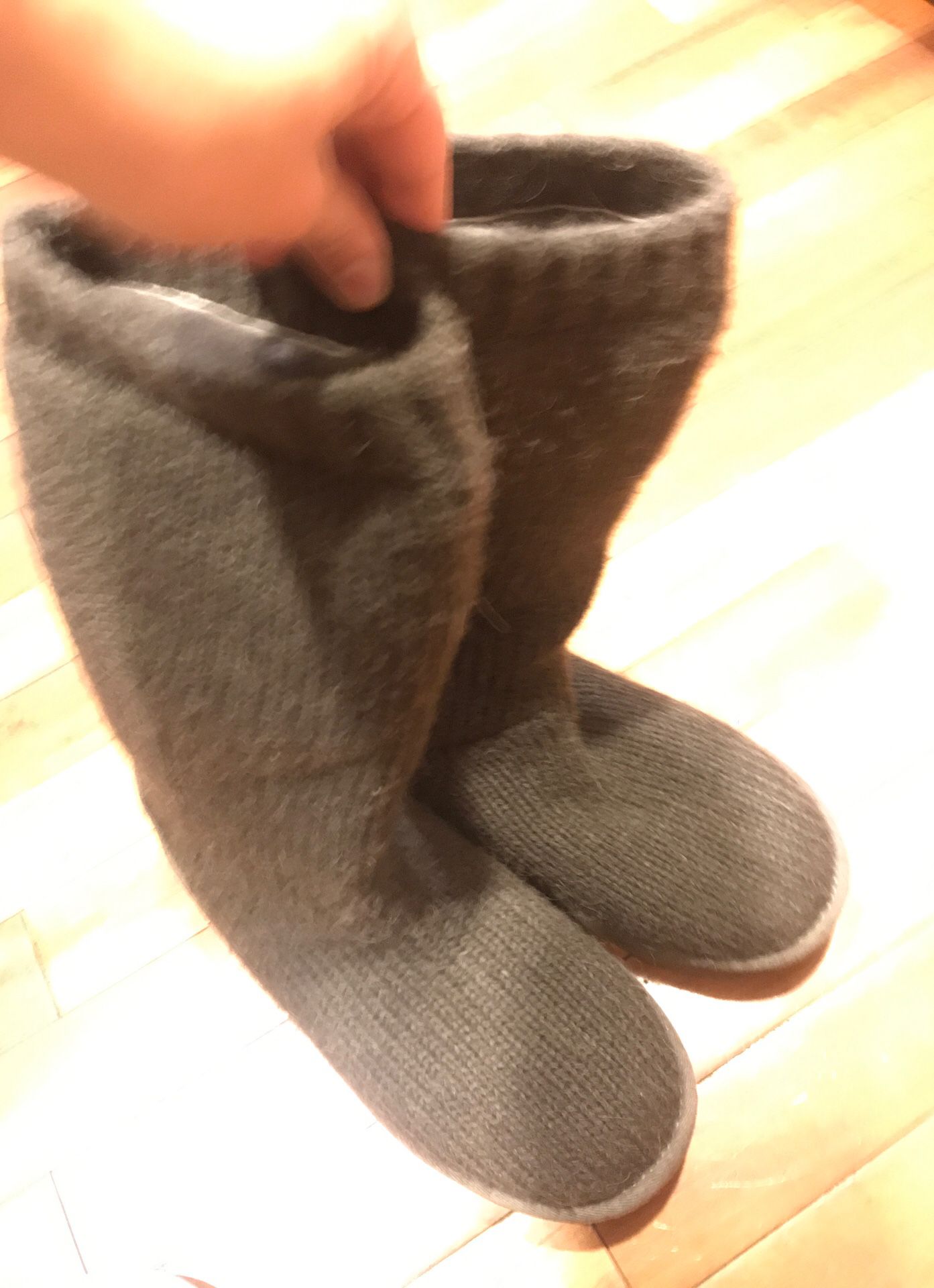 Ugg women’s grey sweater boots. Reinforced heel. Size 7 women’s. Worn about 5 times bc my daughters foot was too wide.