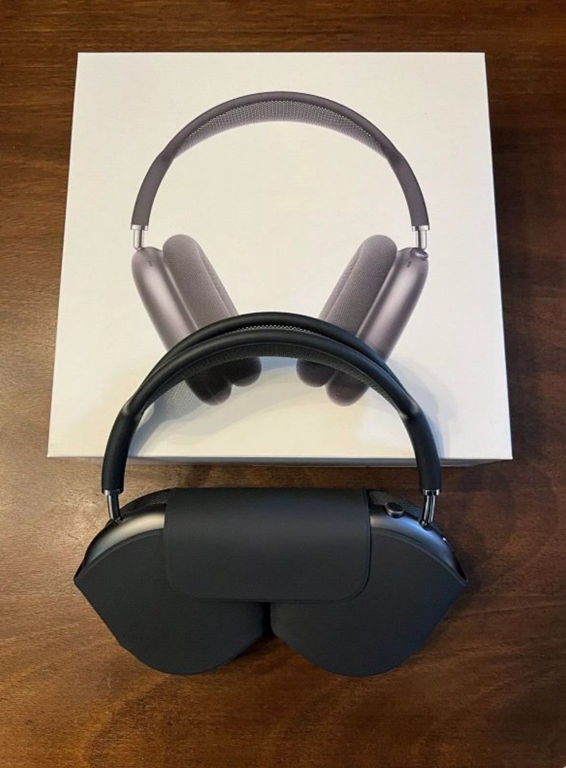 Apple AirPods Max – Black & Silver (Excellent Condition)