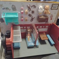 New Never Opened 15-PIECE HOGWARTS EXPRESS TOY PLAYSET: Board Hogwarts Express at Platform 9 ¾ with Harry, Hermione, Hedwig and Crookshanks!