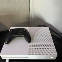 Xbox One S Comes With Controller And Cords