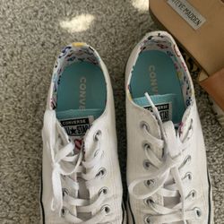Size 9 Women’s Converse 