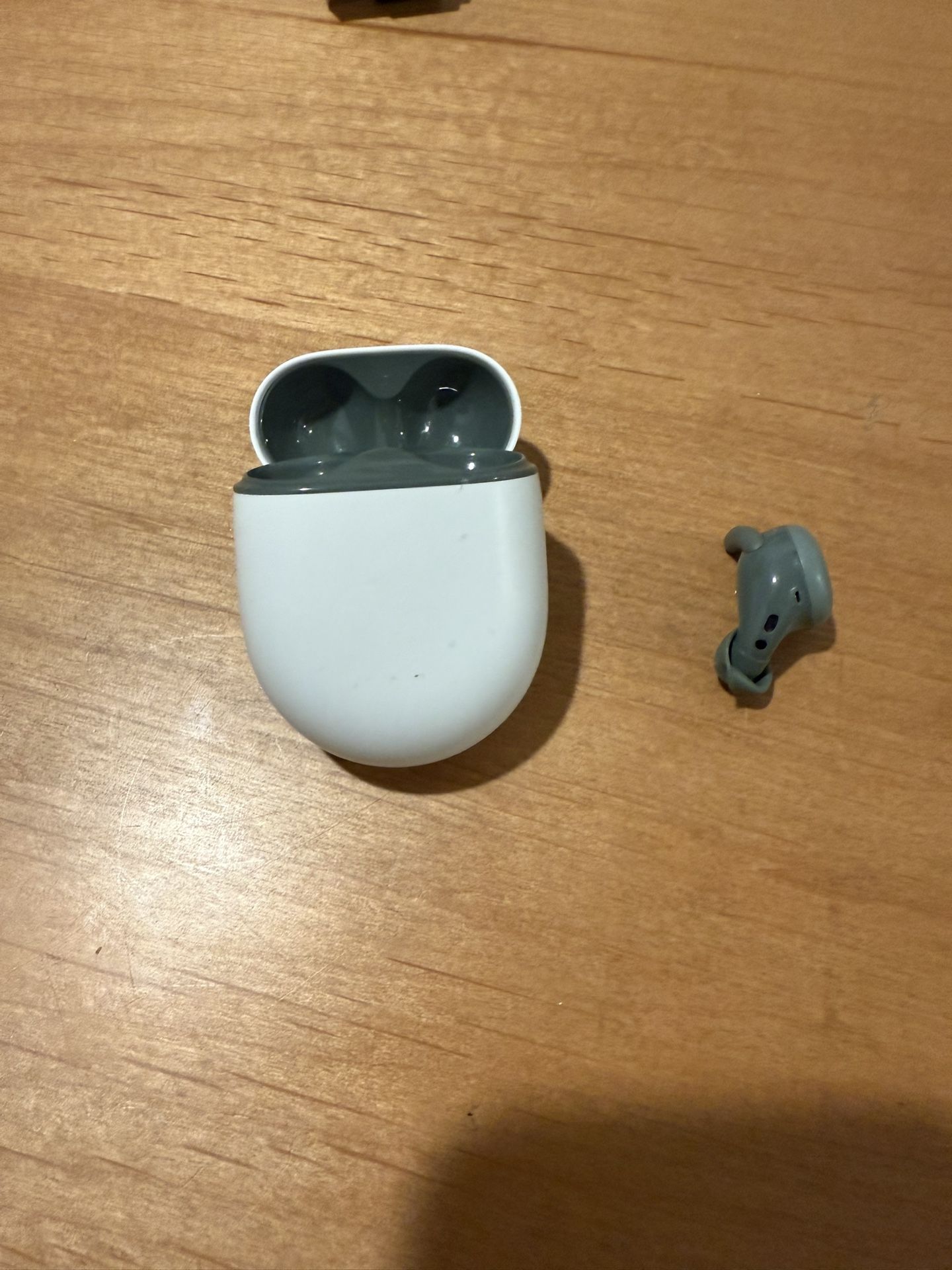 Pixel Earbuds Case + Right Earpiece